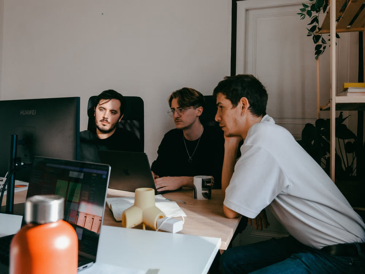 Portrait d’équipe du studio de design qui partage les locaux rennais de l’agence