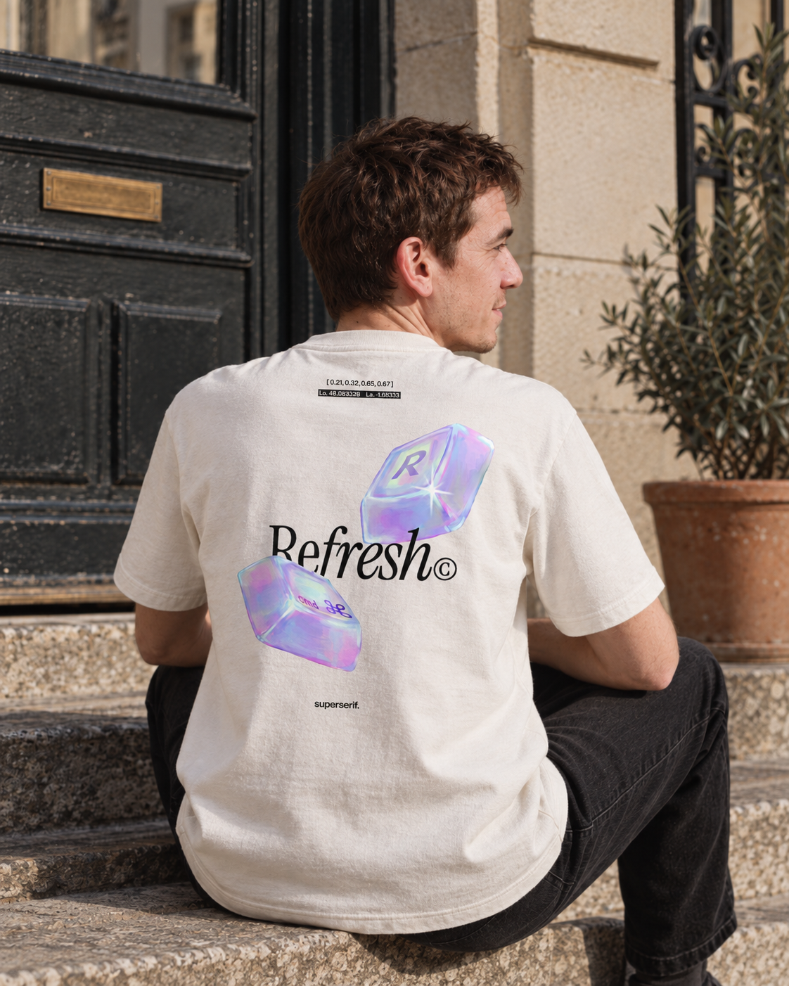 T-shirt Refresh porte de dos, assis sur un perron