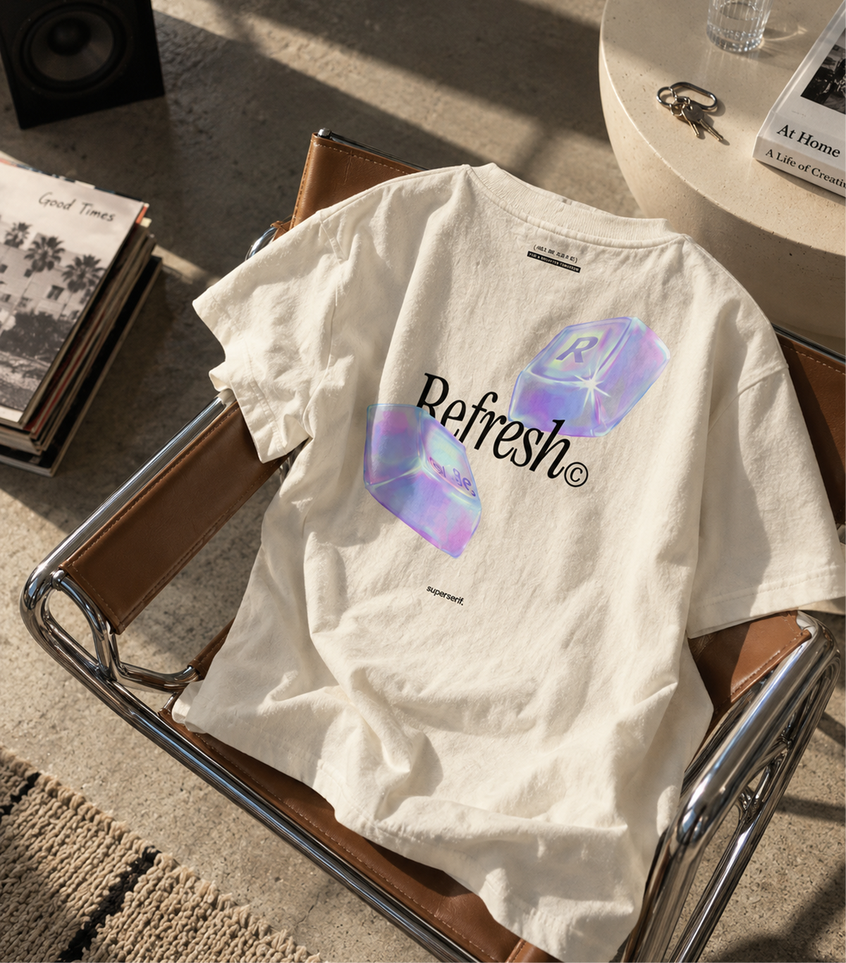 T-shirt Refresh pose sur un fauteuil, dos visible